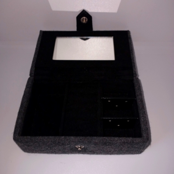 Mini gray jewelry box with snap button closure - Picture 4 of 9